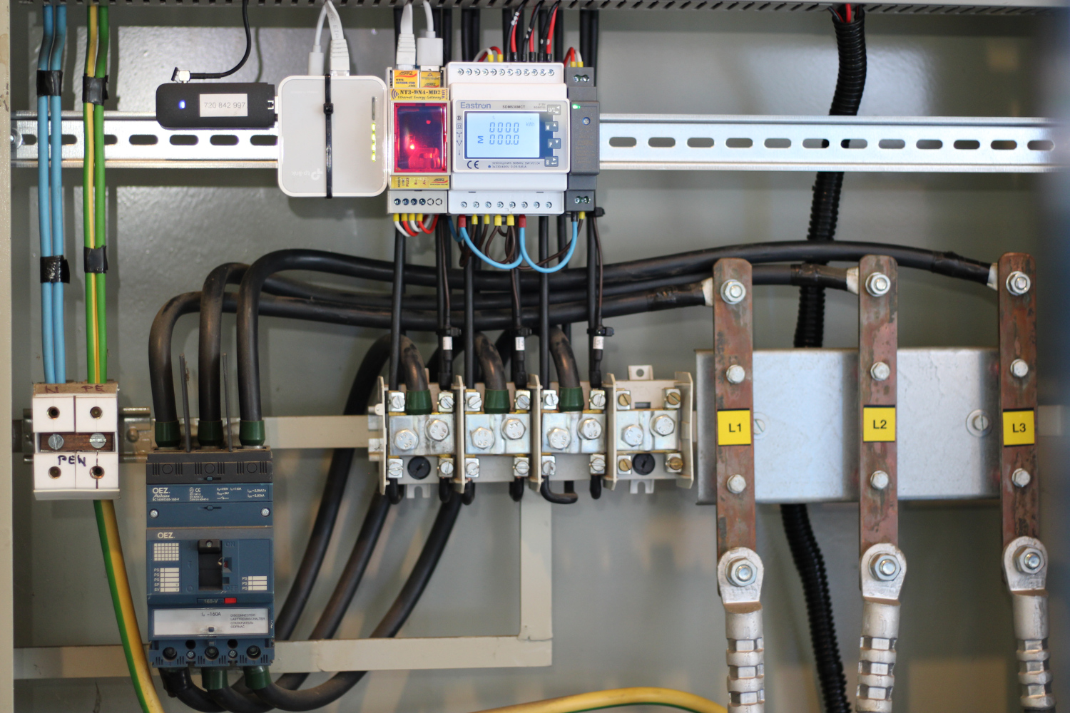 Průmyslový areál Hlinsko / Hala S1-1 / Rozvodná skříň - detail / GSM 4G Modbus Elektroměr NT3-DN4-MD2 