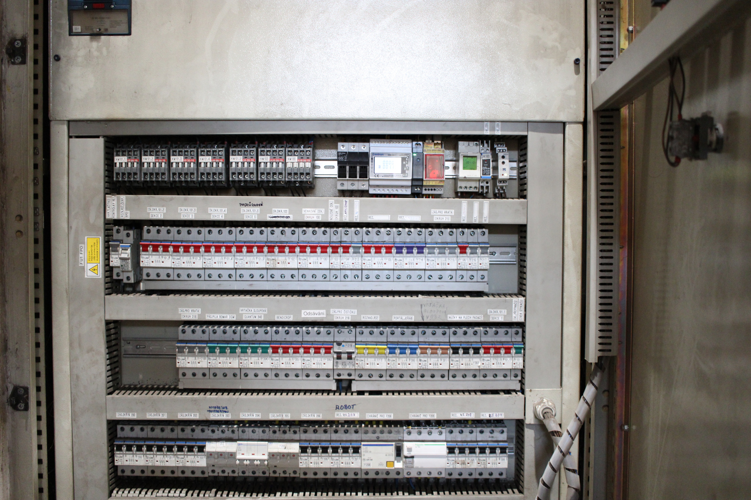 Průmyslový areál Hlinsko / Hala V2 / Rozvodná skříň / GSM 4G Modbus Elektroměr NT3-DN4-MD2 