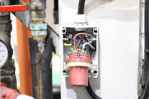 Instalace snímačů proudu do průmyslových zásuvek 63A - Jednoduchá instalace bez nutnosti prodlužování fázových vodičů.