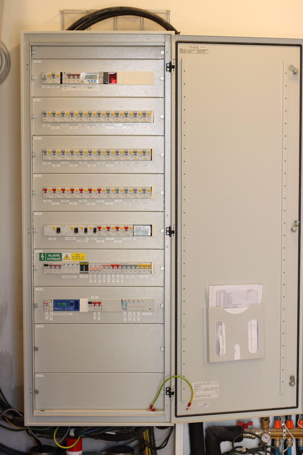 Nová Paka, novostavba 4 domů, dům A, hlavní rozvaděč s online elektroměry a centrální jednotkou pro vodoměry