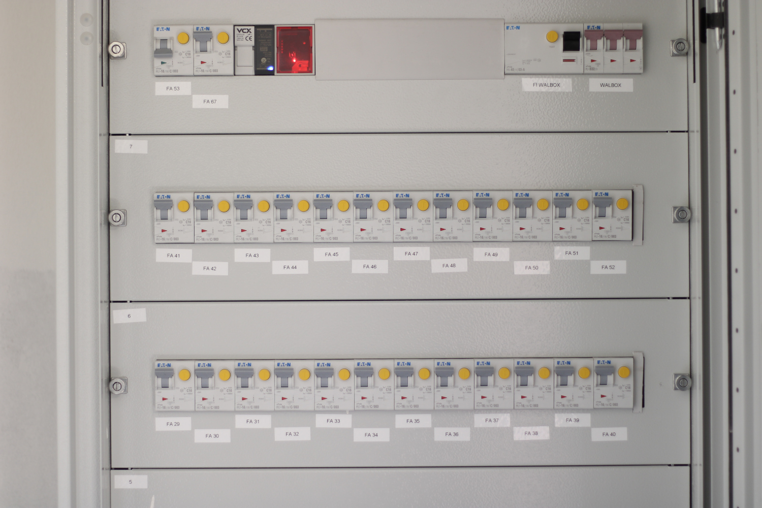 Nová Paka, novostavba 4 domů, dům B, hlavní rozvaděč s online elektroměry a centrální jednotkou pro vodoměry
