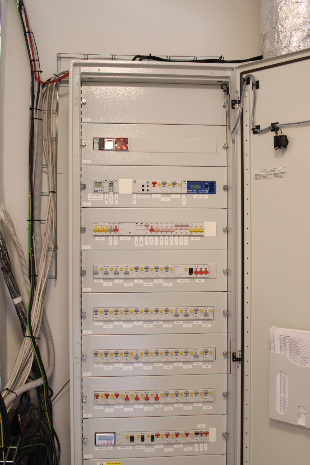 Nová Paka, novostavba 4 domů, dům D, hlavní rozvaděč s online elektroměry a centrální jednotkou pro vodoměry a měřiče tepla