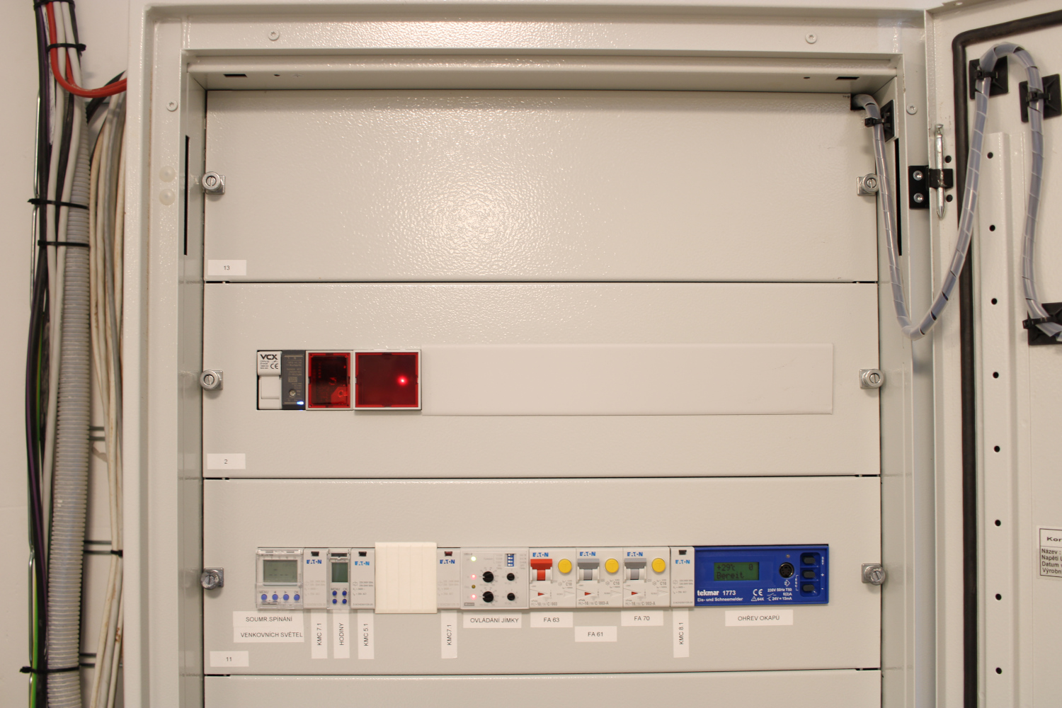 Nová Paka, novostavba 4 domů, dům D, hlavní rozvaděč s online elektroměry a centrální jednotkou pro vodoměry a měřiče tepla
