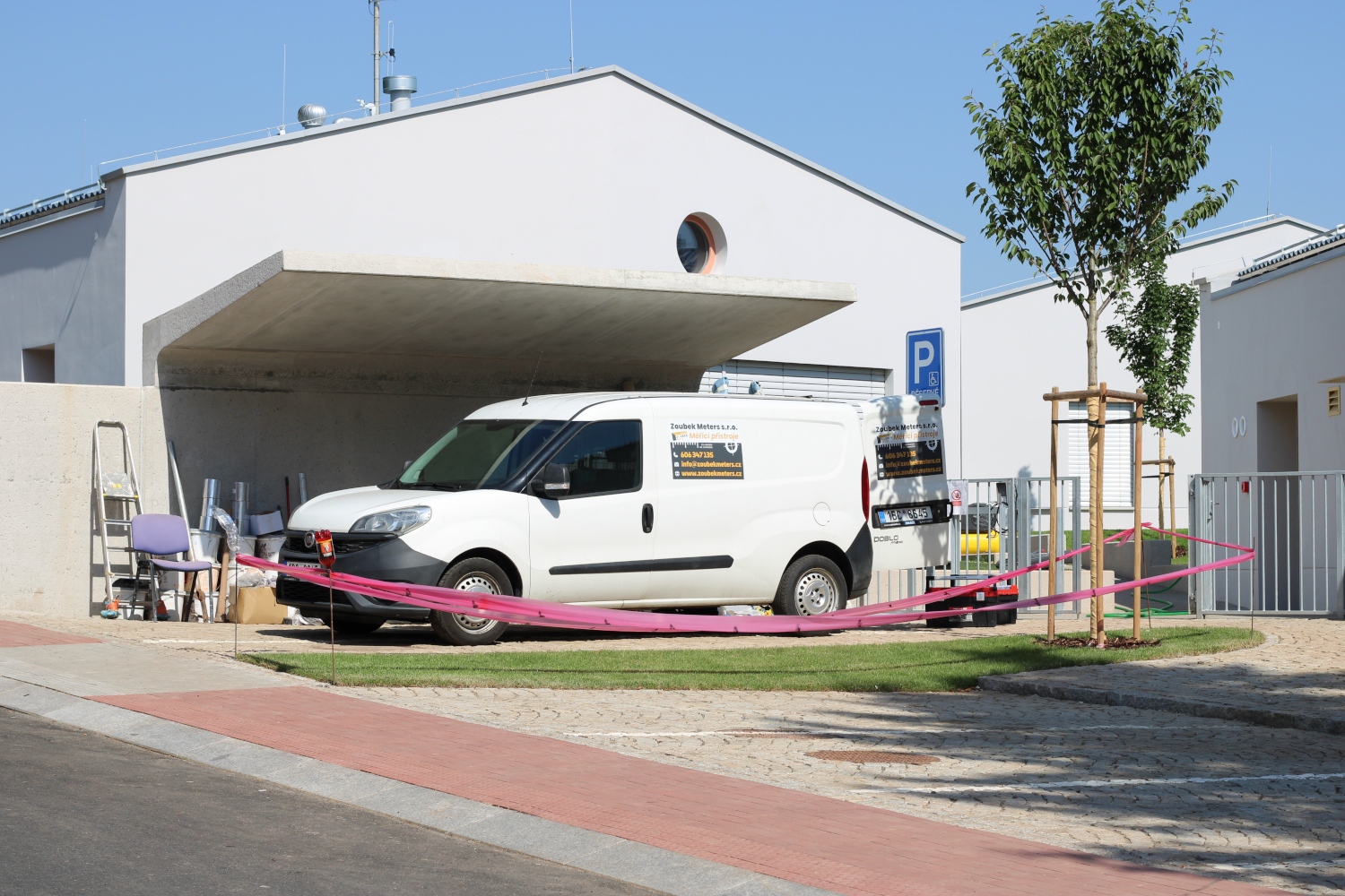 Nová Paka, novostavba 4 domů, práce v areálu, Zoubek Meters s.r.o.