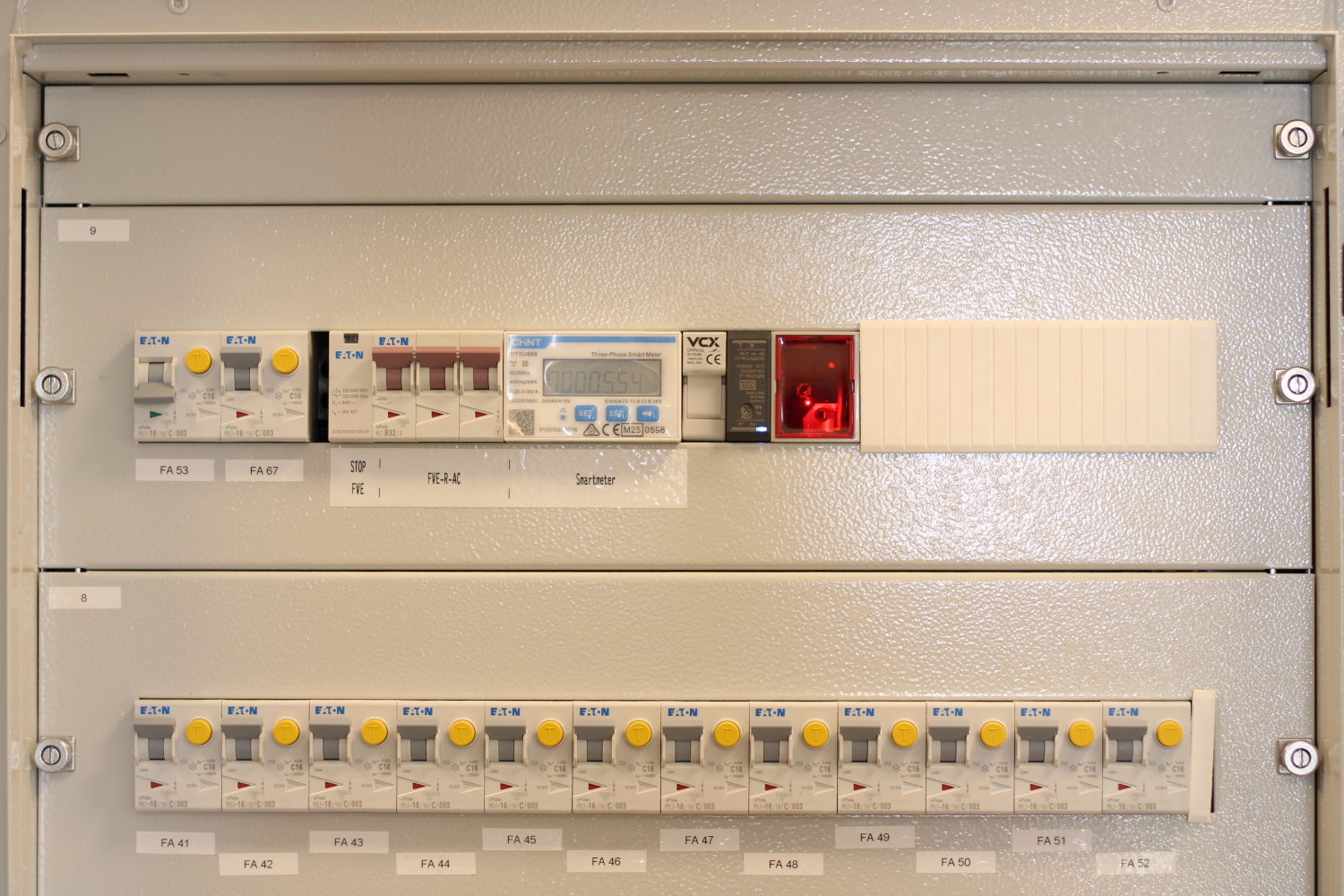 Nová Paka, novostavba 4 domů, dům A, hlavní rozvaděč s online elektroměry a centrální jednotkou pro vodoměry