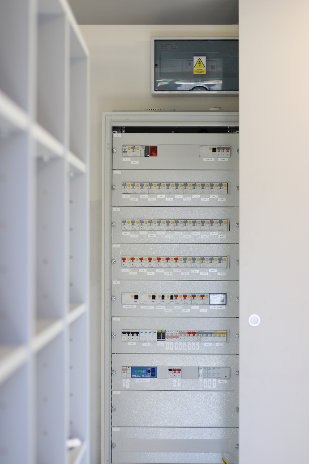 Nová Paka, novostavba 4 domů, dům B, hlavní rozvaděč s online elektroměry a centrální jednotkou pro vodoměry