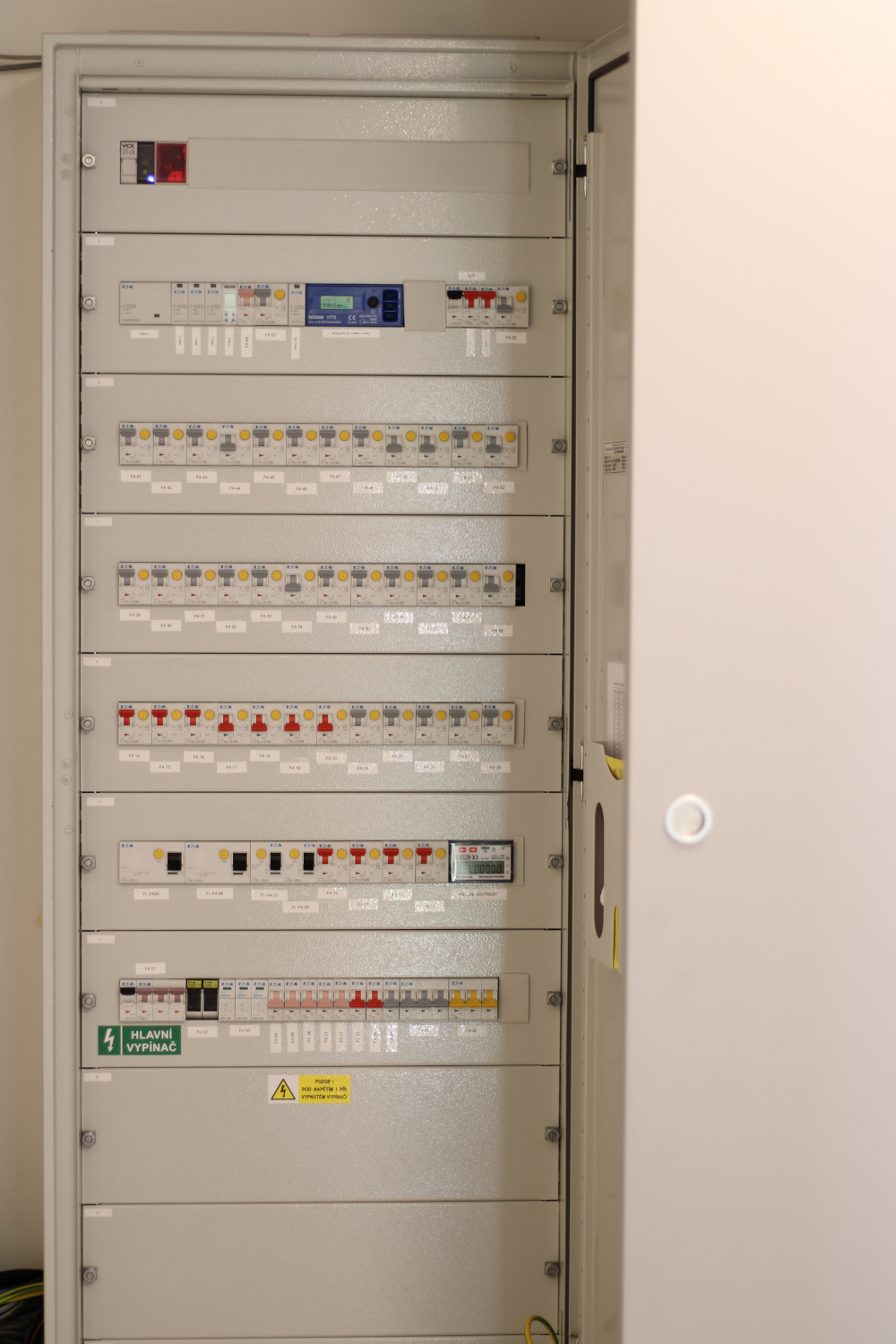 Nová Paka, novostavba 4 domů, dům C, hlavní rozvaděč s online elektroměry a centrální jednotkou pro vodoměry