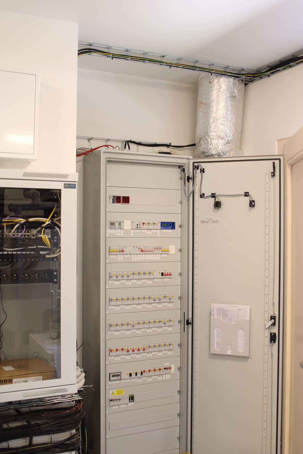 Nová Paka, novostavba 4 domů, dům D, hlavní rozvaděč s online elektroměry a centrální jednotkou pro vodoměry a měřiče tepla