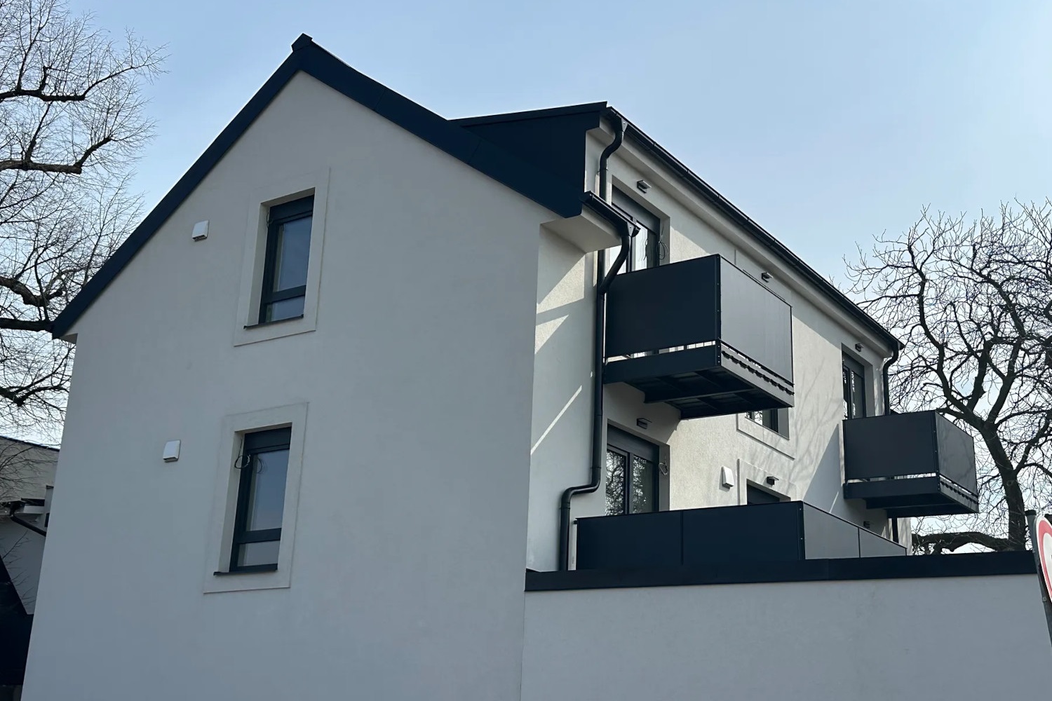 Řitka, bytový dům s 11 byty, pohled zvenku