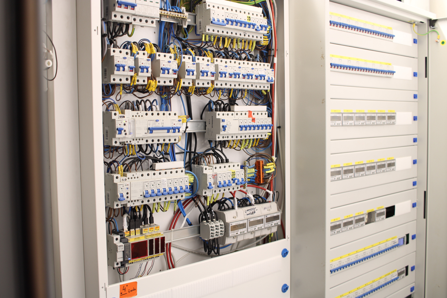 Praha - Záběhlice, novostavba 32 bytů, budova C1, hlavní rozvaděč s online elektroměry pro jednotlivé byty, společné prostory a dobíjení elektroaut