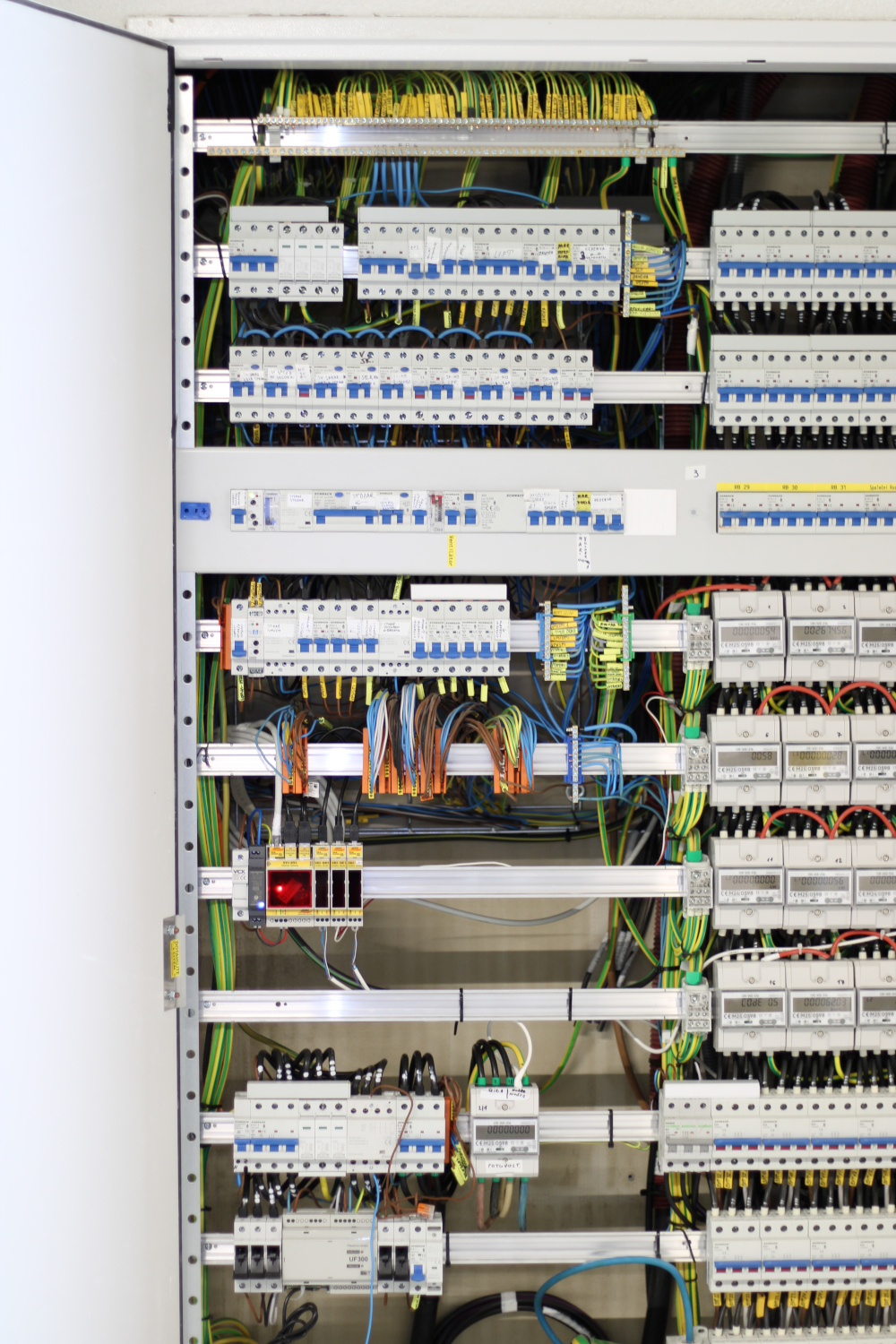 Praha - Záběhlice, novostavba 32 bytů, budova C2, hlavní rozvaděč s online elektroměry pro jednotlivé byty, společné prostory a dobíjení elektroaut