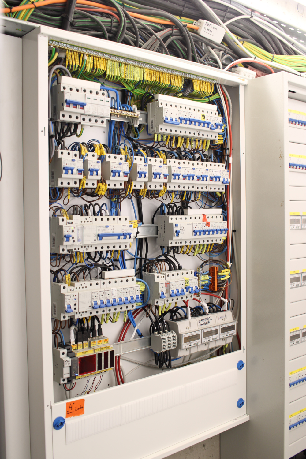 Praha - Záběhlice, novostavba 32 bytů, budova C1, hlavní rozvaděč s online elektroměry pro jednotlivé byty, společné prostory a dobíjení elektroaut