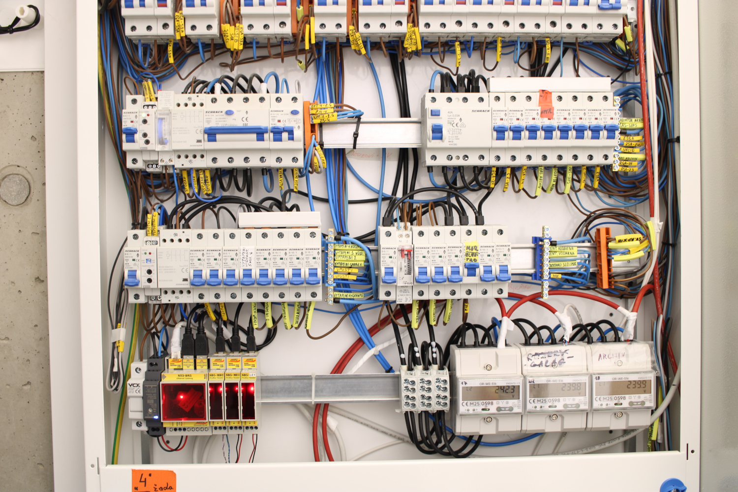 Praha - Záběhlice, novostavba 32 bytů, budova C1, hlavní rozvaděč s online elektroměry pro jednotlivé byty, společné prostory a dobíjení elektroaut