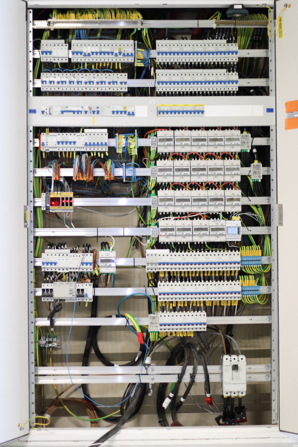 Praha - Záběhlice, novostavba 32 bytů, budova C2, hlavní rozvaděč s online elektroměry pro jednotlivé byty, společné prostory a dobíjení elektroaut