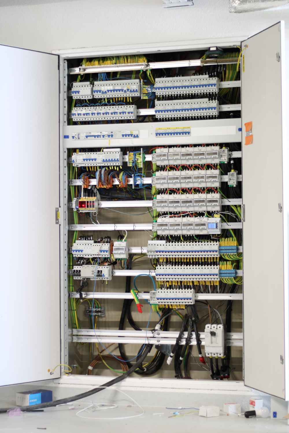 Praha - Záběhlice, novostavba 32 bytů, budova C2, hlavní rozvaděč s online elektroměry pro jednotlivé byty, společné prostory a dobíjení elektroaut