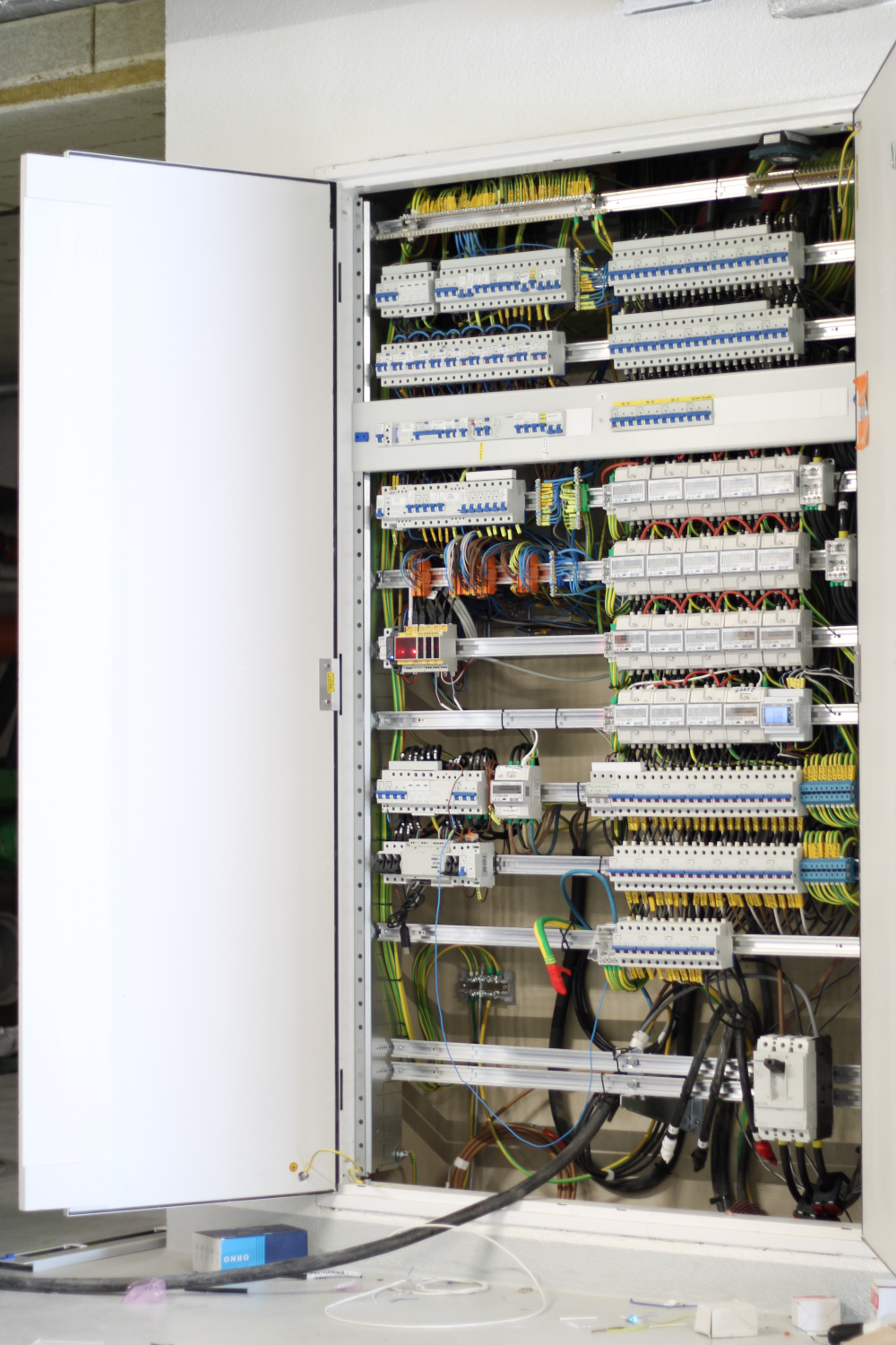 Praha - Záběhlice, novostavba 32 bytů, budova C2, hlavní rozvaděč s online elektroměry pro jednotlivé byty, společné prostory a dobíjení elektroaut